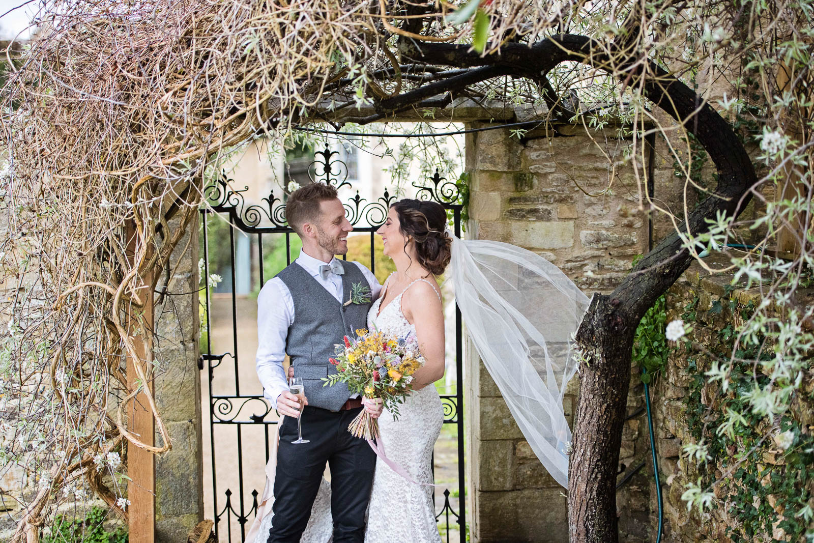 Owlpen Manor Georgie Steven Wet Wedding 34 of 83_pVauPkcu